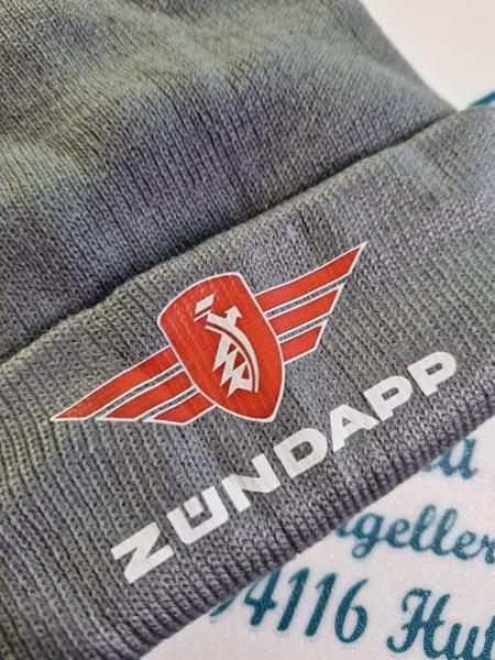 Zündapp Strickmütze – Klassisches Design in Grau mit Rot Weißem Zündapp-Flügellogo und Schriftzug